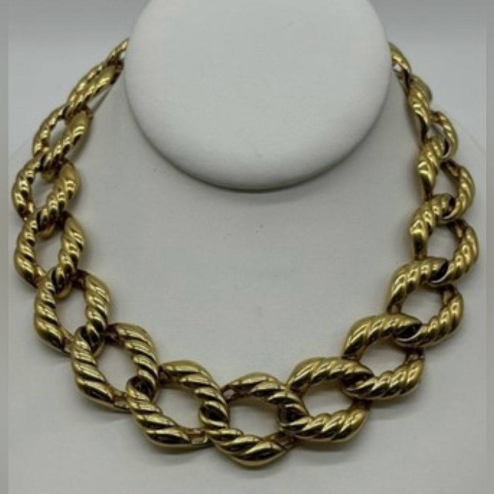 Beautiful vintage signed Fernando Originals gold tone necklace